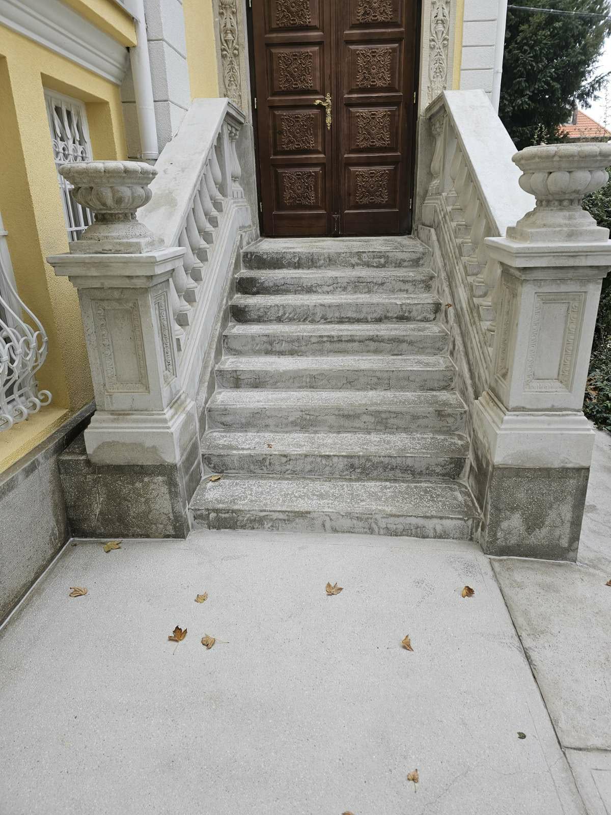 Díszes kőlépcső bejárat